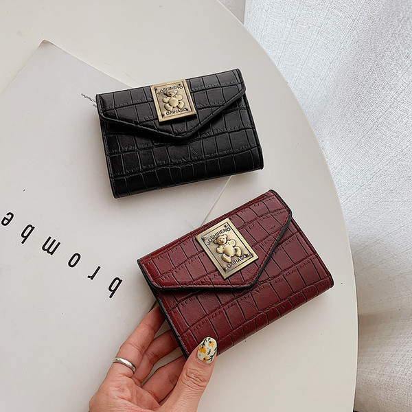 Öko-nahast väike naiste rahakott metallist embleemiga