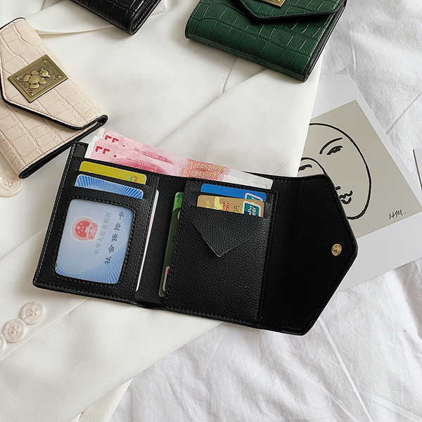 Öko-nahast väike naiste rahakott metallist embleemiga