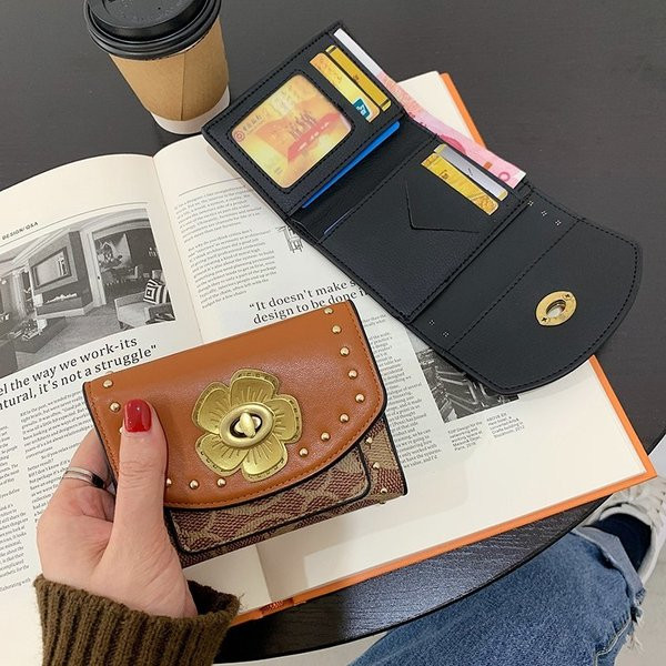 Portofel de dama modern cu floare metalica