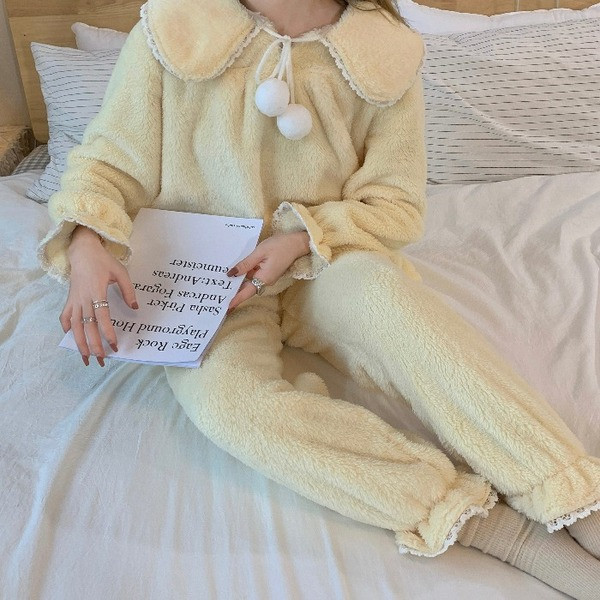 Pijamale moderne de dama cu cravate si decolteu oval