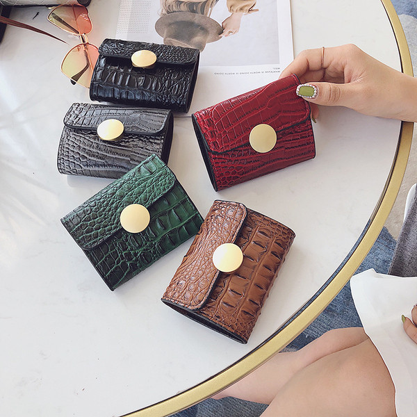 Portofel de dama cu inchidere metalica in diferite culori