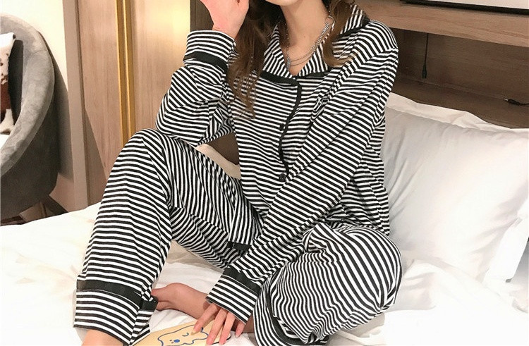 Naiste triibuline pidžaama pikkadest pükstest ja nööpidega pluus