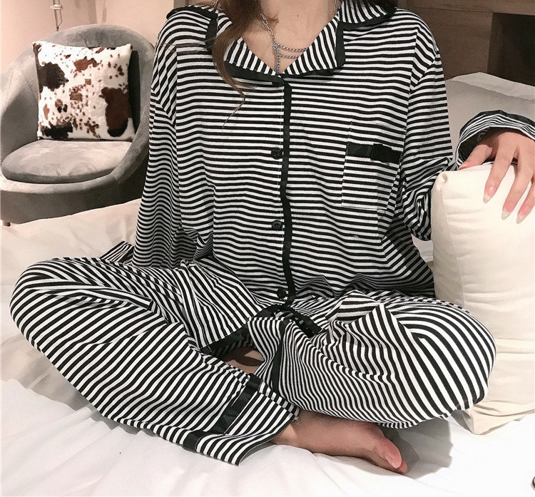 Naiste triibuline pidžaama pikkadest pükstest ja nööpidega pluus