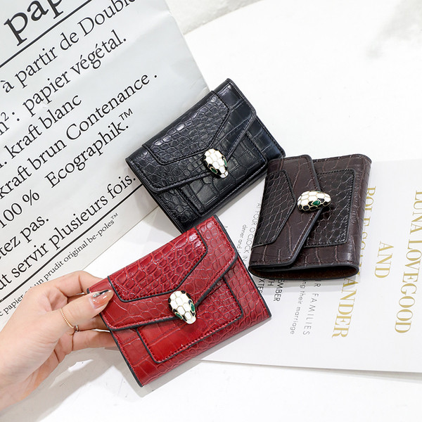 Portofel de dama cu element metalic in forma patrata