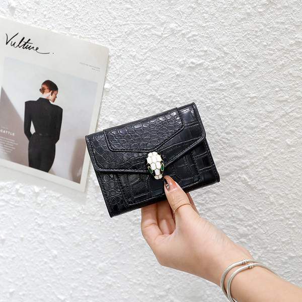 Portofel de dama cu element metalic in forma patrata