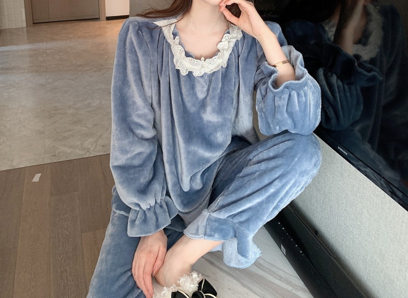 Pijamale de dama model uni cu decolteu rotund si dantela