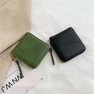 Μικρό γυναικείο πορτοφόλι με τετράγωνο σχήμα και φερμουάρ