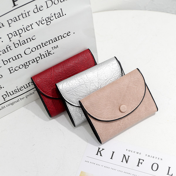 Portofel de dama in forma patrata si inchidere metalica