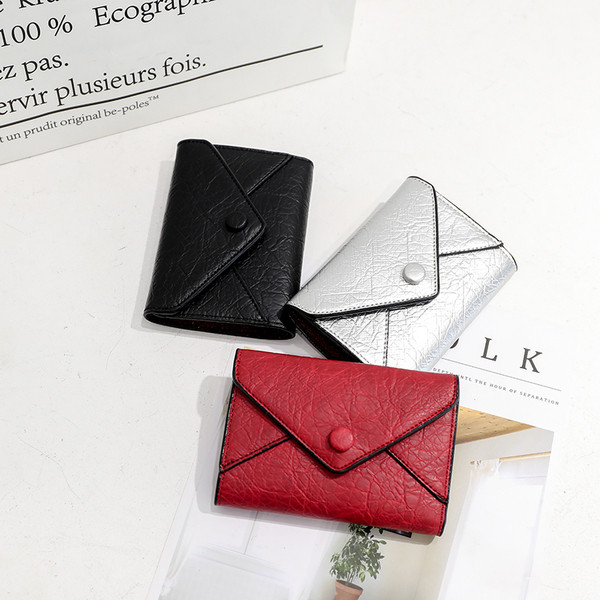 Portofel de dama in forma patrata si inchidere metalica