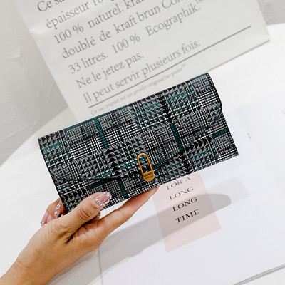 Γυναικείο πορτοφόλι με μεταλλική διακόσμηση σε γκρι και καφέ χρώμα