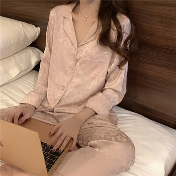 Дамска актуална дълга пижама с шпиц деколте и копчета