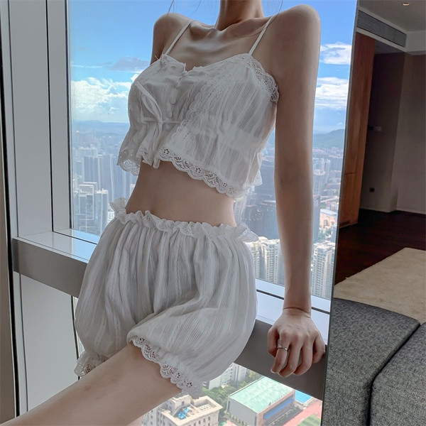 Moodsad naiste lühikesed pidžaamad, millel on topi ja lühikesed püksid