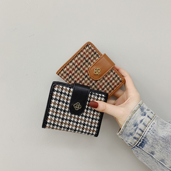 Portofel de dama in carouri cu decor metalic in trei culori