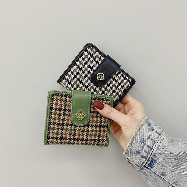 Portofel de dama in carouri cu decor metalic in trei culori