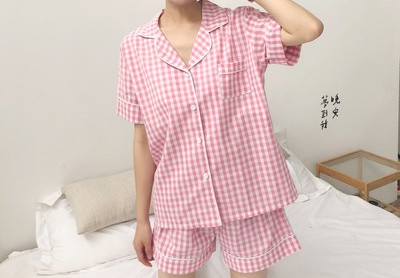 Naiste ajakohane ruuduline pidžaama nööpide ja lühikeste pükstega