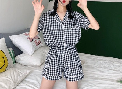 Naiste ajakohane ruuduline pidžaama nööpide ja lühikeste pükstega