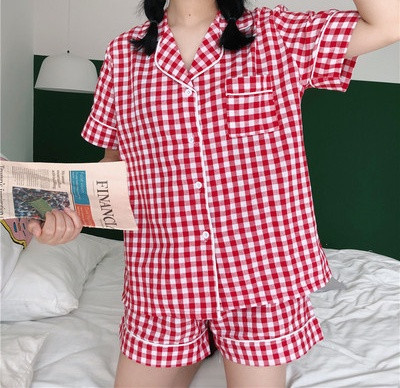 Naiste ajakohane ruuduline pidžaama nööpide ja lühikeste pükstega