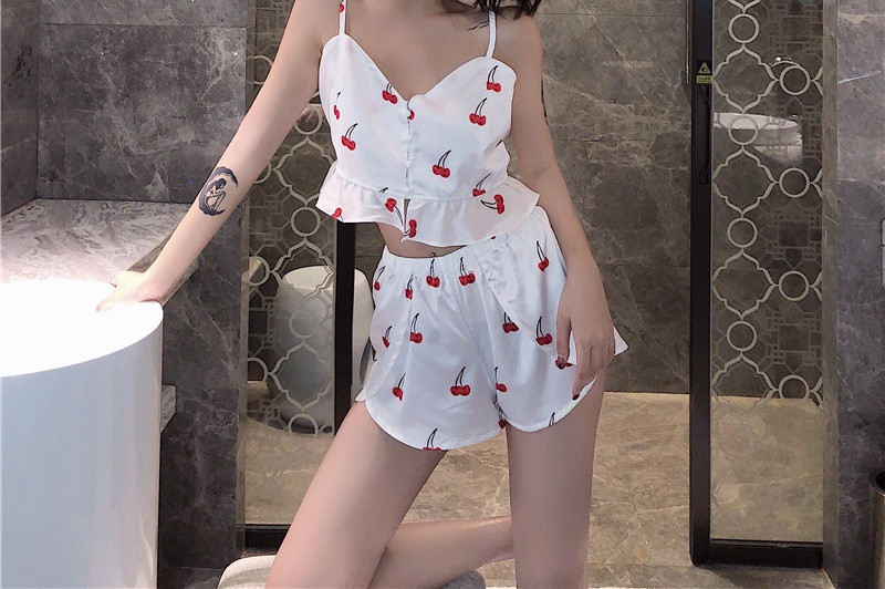 Pijamale scurte moderne de damă dintr-un maiou și pantaloni cu model