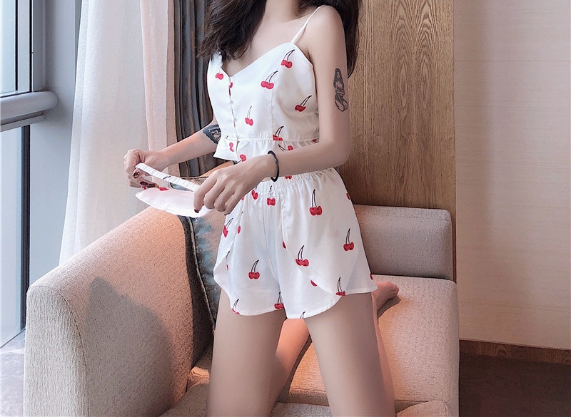 Pijamale scurte moderne de damă dintr-un maiou și pantaloni cu model