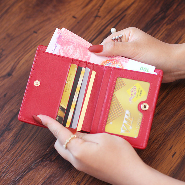 Mitmes värvitoonis metallist kinnitusega naiste igapäevane rahakott