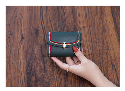 Γυναικείο πορτοφόλι με μεταλλική στερέωση και κεντήματα σε τρία χρώματα