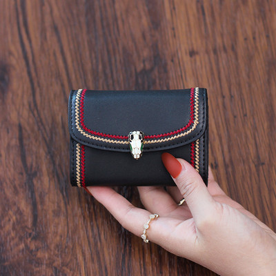 Γυναικείο πορτοφόλι με μεταλλική στερέωση και κεντήματα σε τρία χρώματα