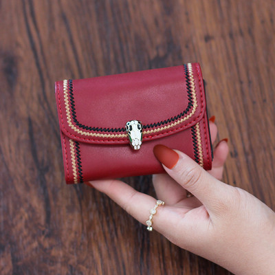 Γυναικείο πορτοφόλι με μεταλλική στερέωση και κεντήματα σε τρία χρώματα