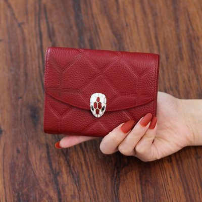 Naiste nahast rahakott metallist kaunistusega mitmes värvitoonis