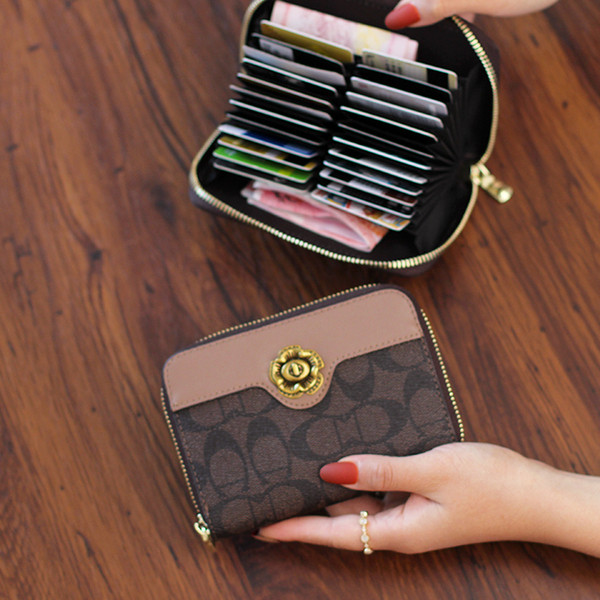 Kahes värvitoonis lukuga ja metallkaunistusega naiste rahakott