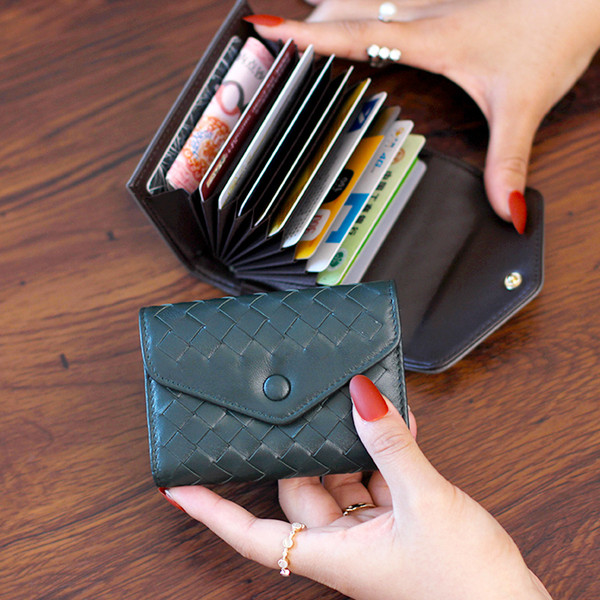 Portofel de dama cu inchidere metalica - model simplu