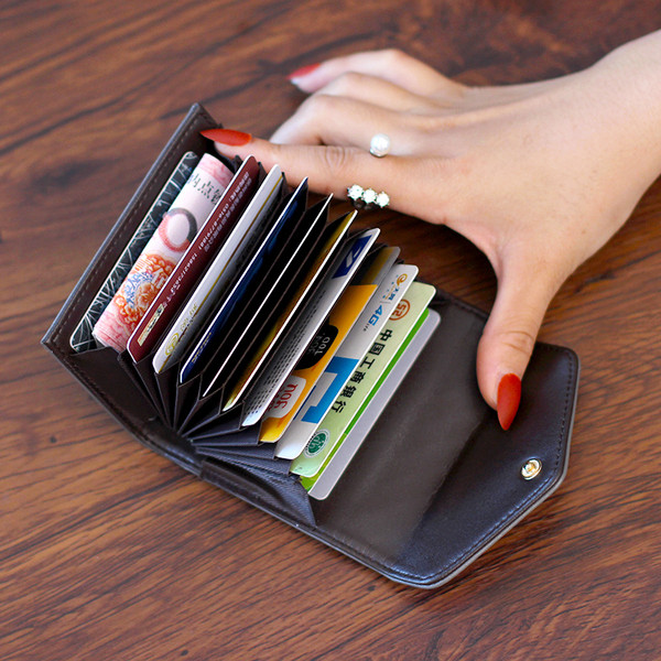 Portofel de dama cu inchidere metalica - model simplu