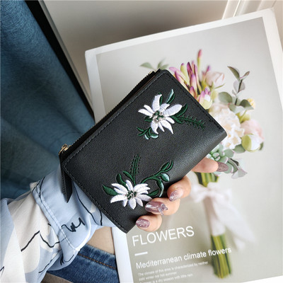 Μοντέρνο γυναικείο πορτοφόλι με floral κεντήματα και φερμουάρ