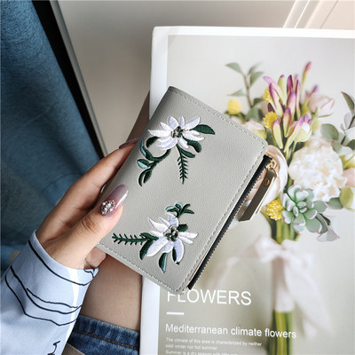 Μοντέρνο γυναικείο πορτοφόλι με floral κεντήματα και φερμουάρ