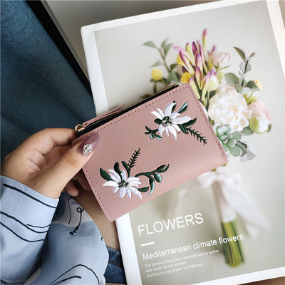Μοντέρνο γυναικείο πορτοφόλι με floral κεντήματα και φερμουάρ