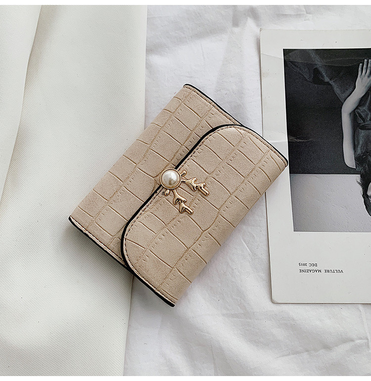 Női bőr pénztárca fém elemmel és gyöngyházzal