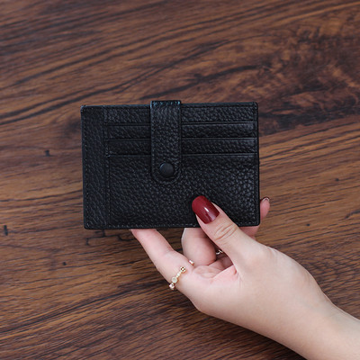 Naiste nahast rahakott erinevates värvides