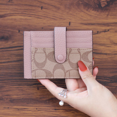 Naiste nahast rahakott erinevates värvides