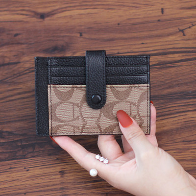 Naiste nahast rahakott erinevates värvides