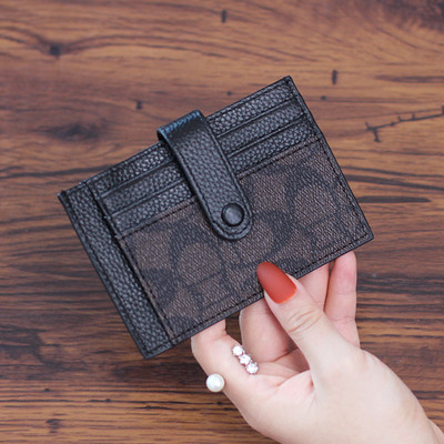 Naiste nahast rahakott erinevates värvides