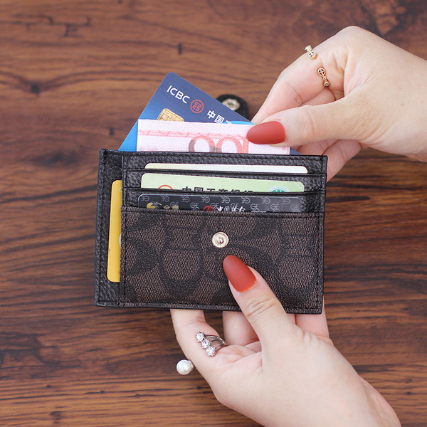 Naiste nahast rahakott erinevates värvides