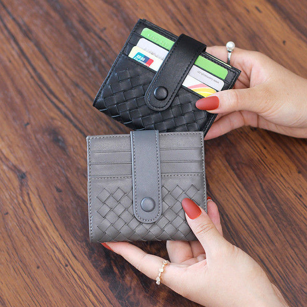 Naiste nahast rahakott kaarditaskuga mitmes värvitoonis