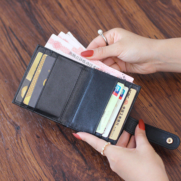 Naiste nahast rahakott kaarditaskuga mitmes värvitoonis