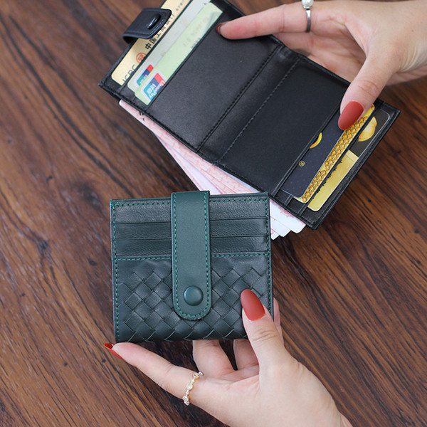 Naiste nahast rahakott kaarditaskuga mitmes värvitoonis