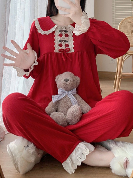 Naiste pidžaamad pikkadest pükstest ja tikandiga pluus