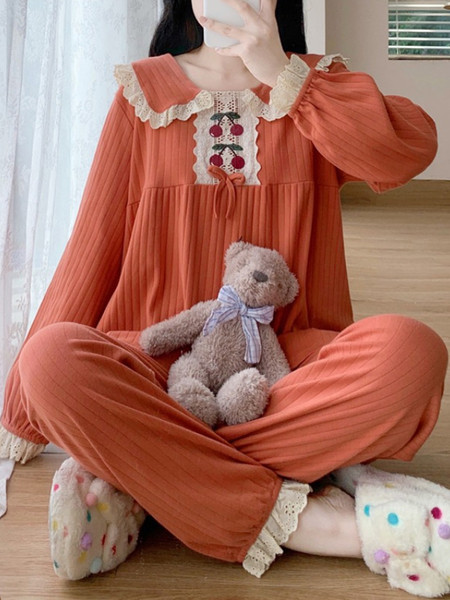 Naiste pidžaamad pikkadest pükstest ja tikandiga pluus