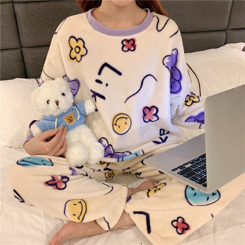 Praegune mustriga ja ovaalse kaelusega naiste pidžaama