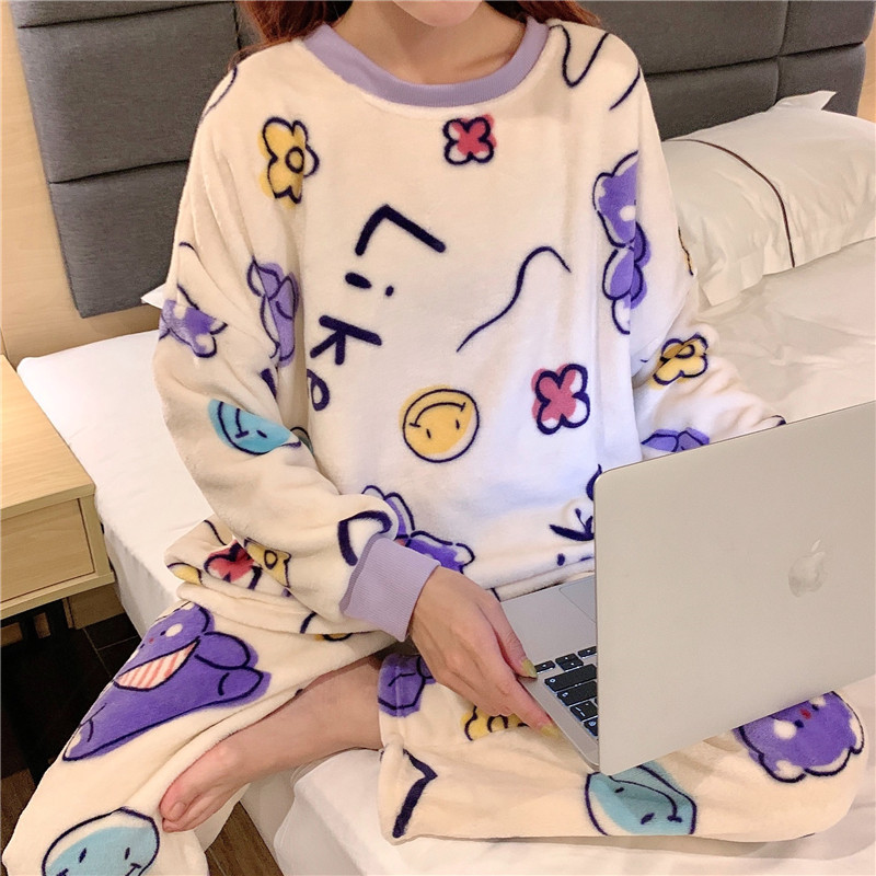 Praegune mustriga ja ovaalse kaelusega naiste pidžaama