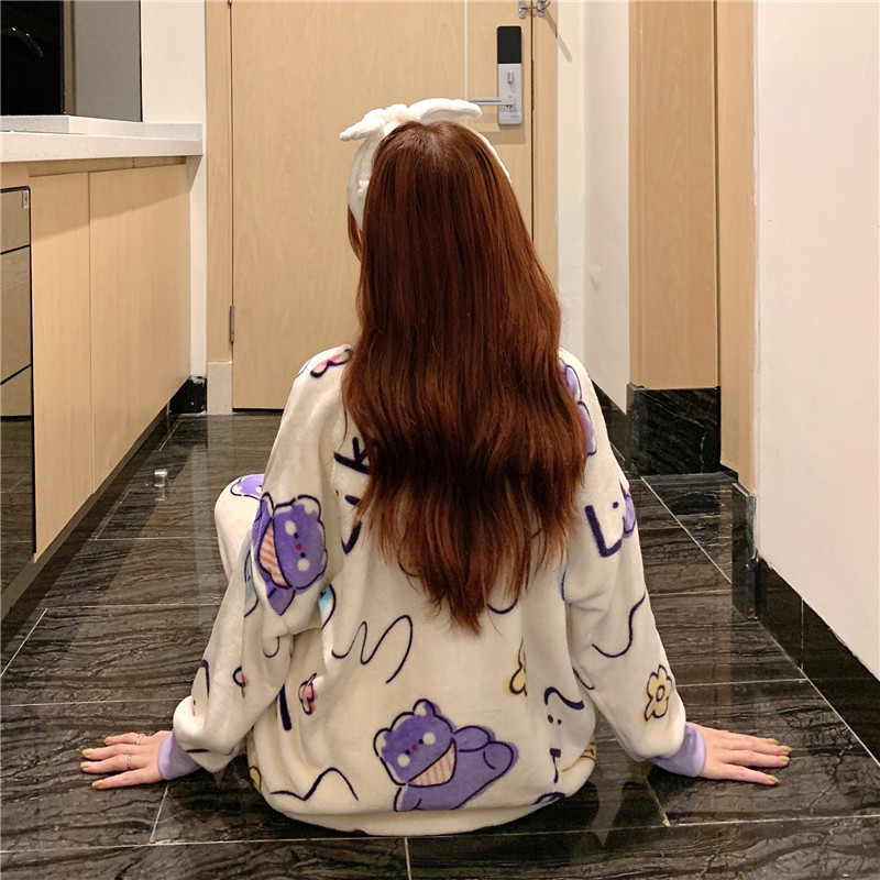 Praegune mustriga ja ovaalse kaelusega naiste pidžaama