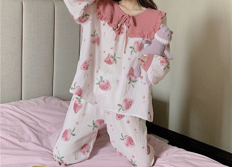 Naiste pikad mustriga pidžaamad ja lipsudega pluus