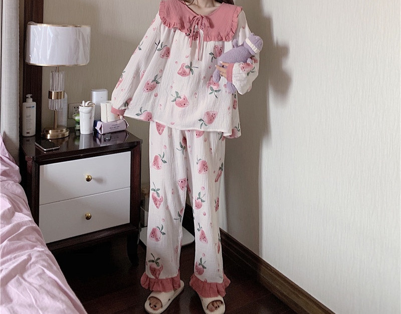 Naiste pikad mustriga pidžaamad ja lipsudega pluus